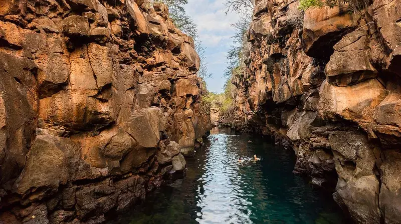 Santa Cruz island, Grietas